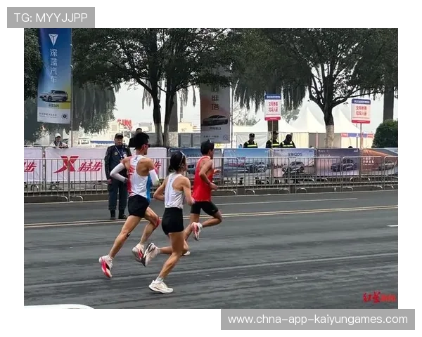 自行车赛成都站集体摔车，伤员救治中，2021年成都自行车比赛